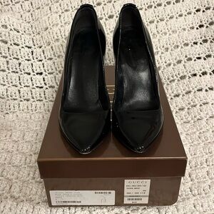 Gucci black patten leather pumps